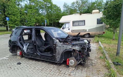 Cannibalizzata una Bmw lasciata nel parcheggio: smontati motore, ruote, portiere… tutto