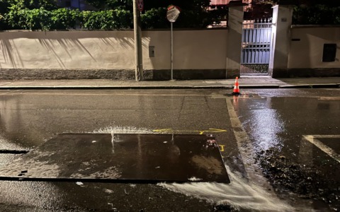 Danno alla condotta sotterranea e la strada si allaga