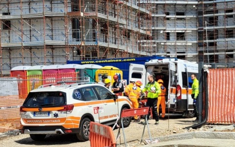 Infortunio nel cantiere ex Galbani, 30enne soccorso da ambulanza e automedica