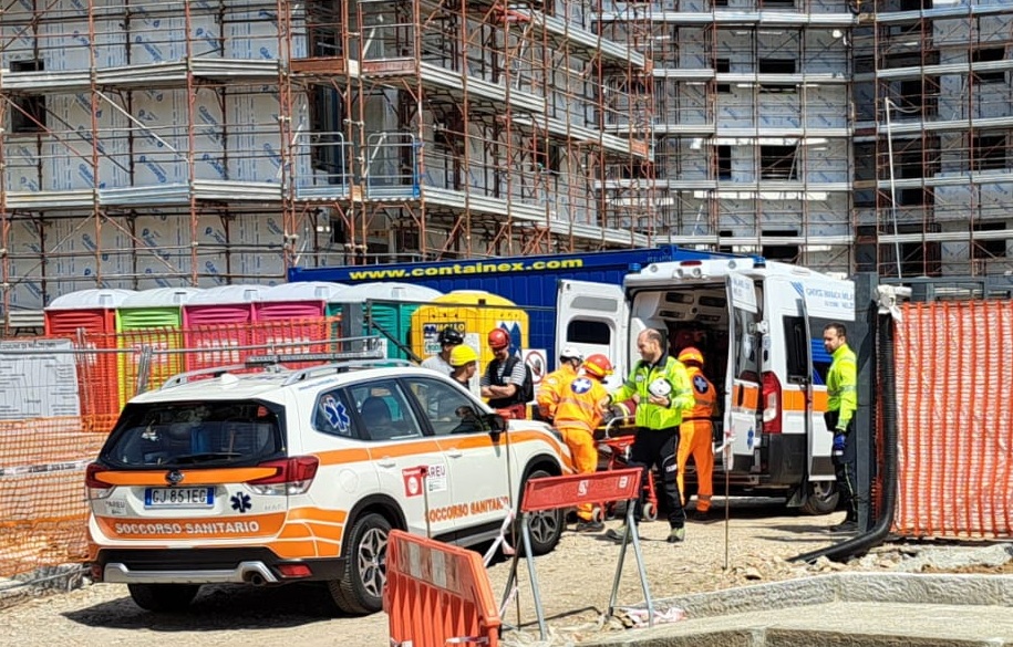 Infortunio nel cantiere ex Galbani, 30enne soccorso da ambulanza e automedica