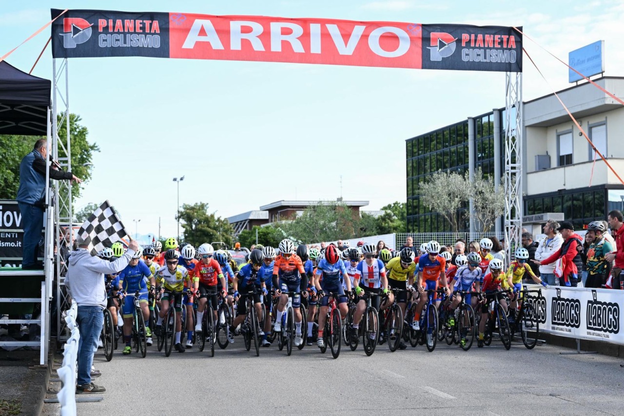 Le strade pessanesi ospitano i giovani su due ruote: ci ciclisti sfrecciano nei trofei organizzati da Uc Pessano
