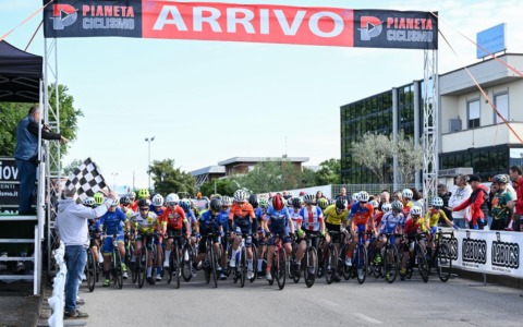 Le strade pessanesi ospitano i giovani su due ruote: ci ciclisti sfrecciano nei trofei organizzati da Uc Pessano