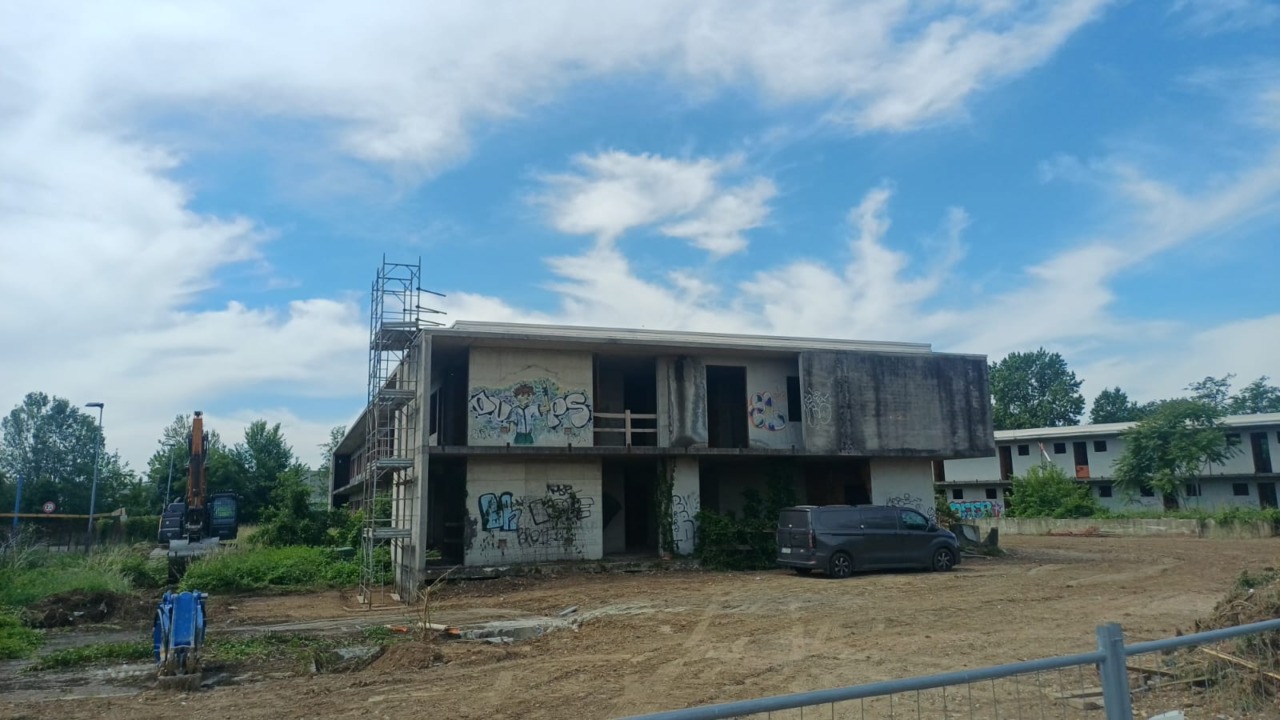 Dopo 20 anni il motel mai completato sarà demolito: addio a un luogo di degrado
