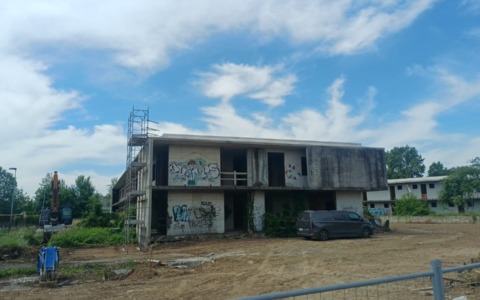 Dopo 20 anni il motel mai completato sarà demolito: addio a un luogo di degrado