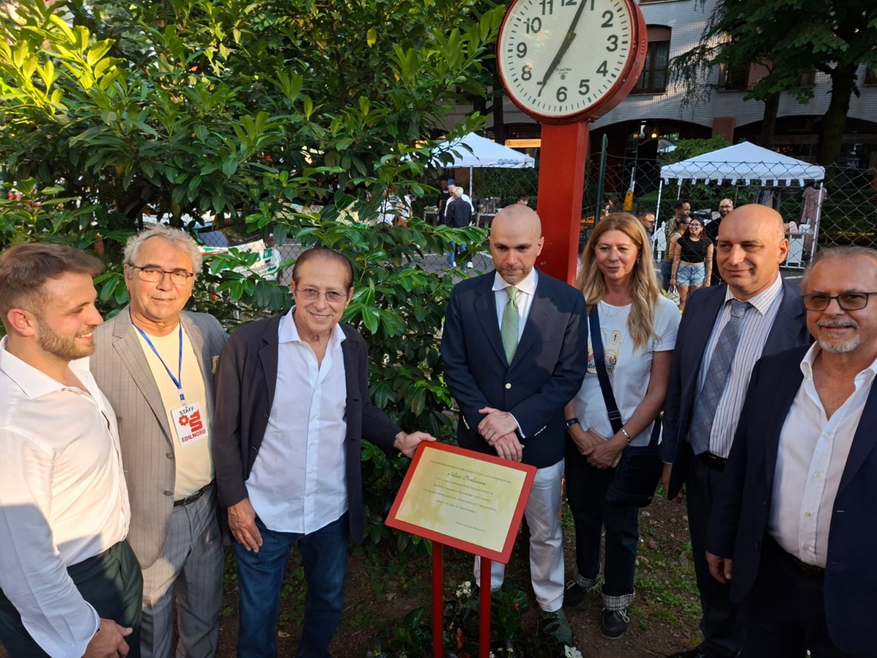 Edilnord 60, la comunità applaude: tanti ricordi e una targa per Silvio Berlusconi