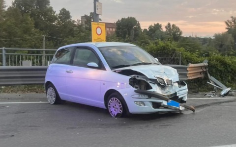 Schianto all’alba, 29enne soccorsa dall’ambulanza