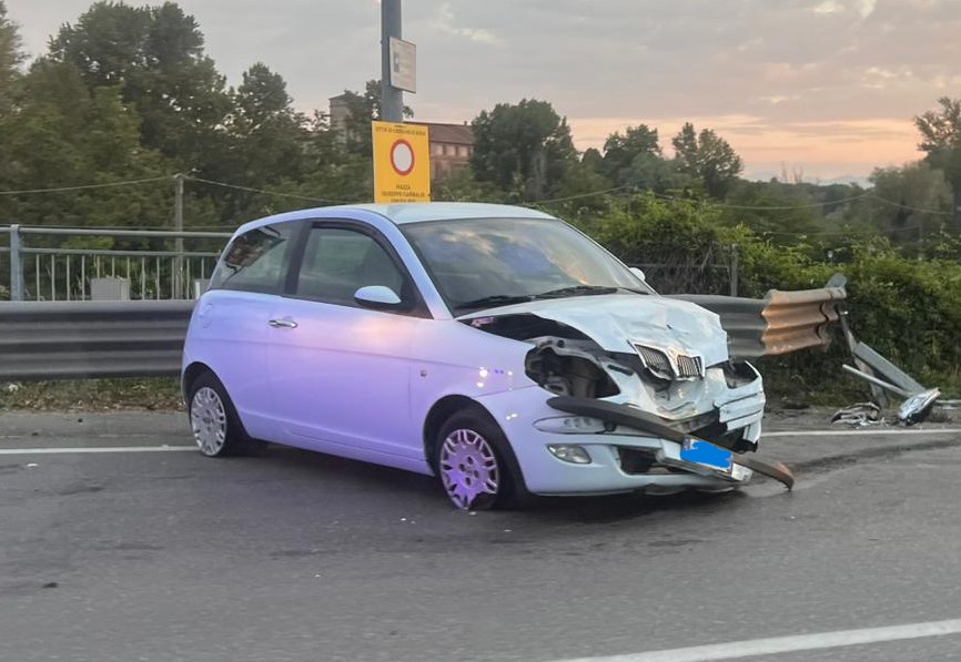 Schianto all’alba, 29enne soccorsa dall’ambulanza