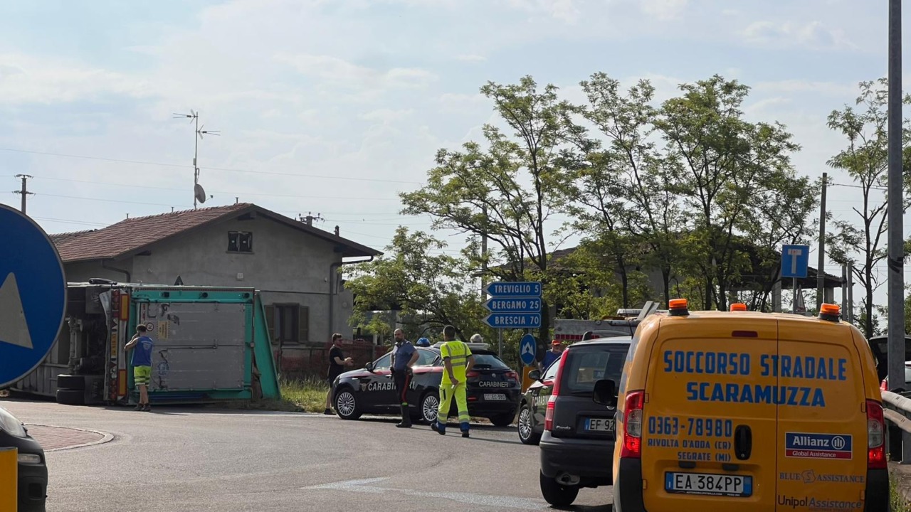 Semirimorchio di un camion si ribalta: dentro ci sono maiali, traffico in tilt