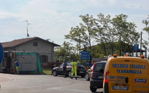 Semirimorchio di un camion si ribalta: dentro ci sono maiali, traffico in tilt