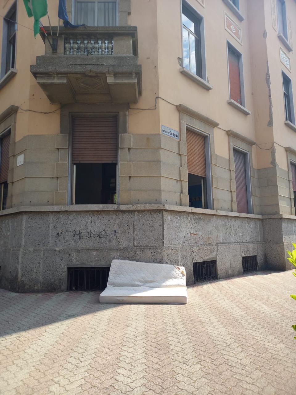 Ancora rifiuti in mezzo alla città: stavolta un materasso all’ingresso delle scuole