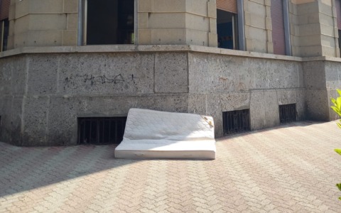 Ancora rifiuti in mezzo alla città: stavolta un materasso all’ingresso delle scuole