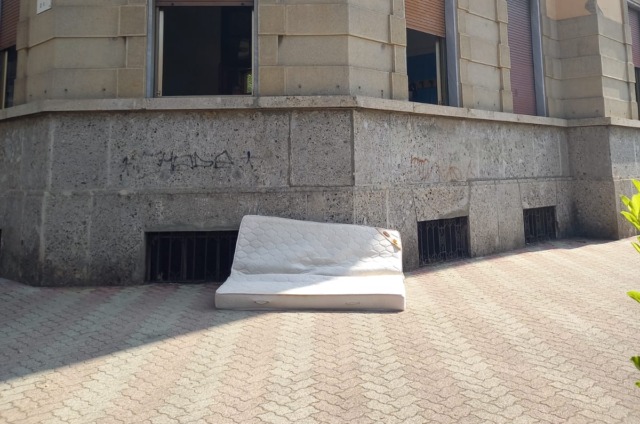 Ancora rifiuti in mezzo alla città: stavolta un materasso all’ingresso delle scuole
