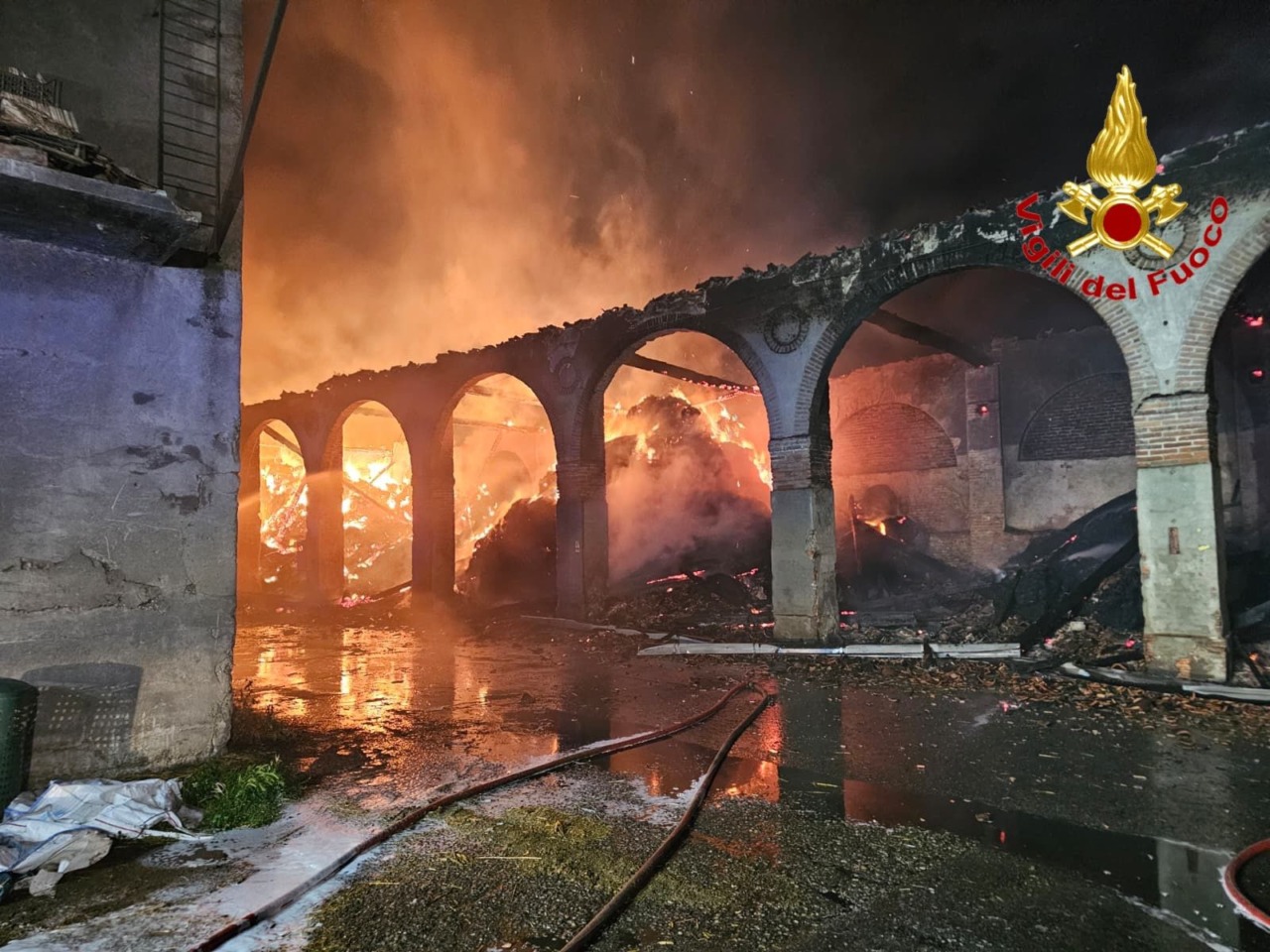Devastante incendio in cascina, i Vigili del fuoco salvano 500 bovini