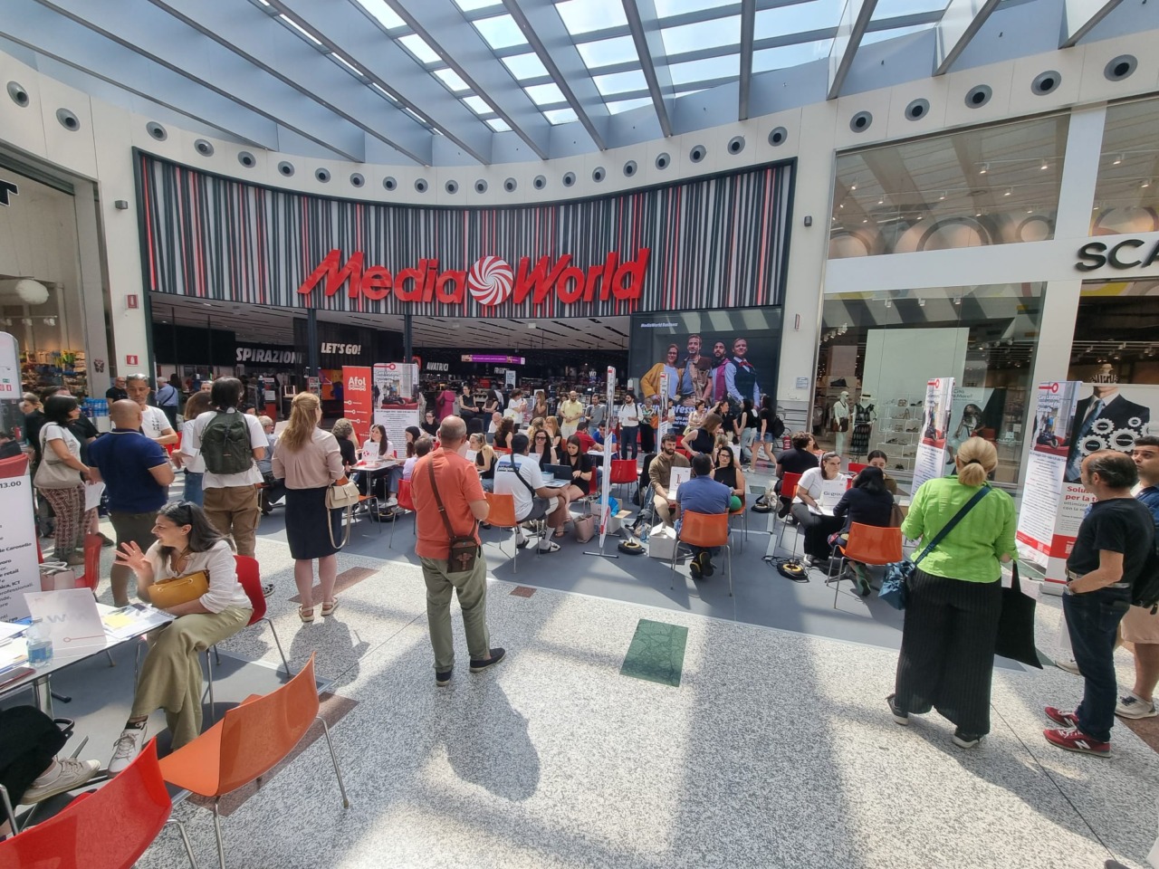 “Caro Lavoro”, il Centro Commerciale Carosello diventa una piazza per chi cerca lavoro