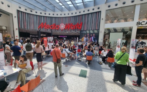 “Caro Lavoro”, il Centro Commerciale Carosello diventa una piazza per chi cerca lavoro