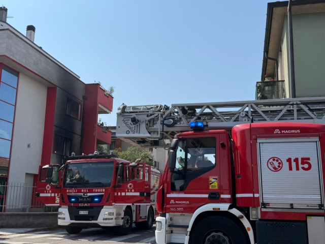 Incendio in una palazzina, quattro persone in Pronto soccorso