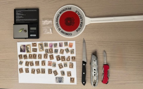 Addosso aveva 50 francobolli imbevuti di Lsd: denunciato