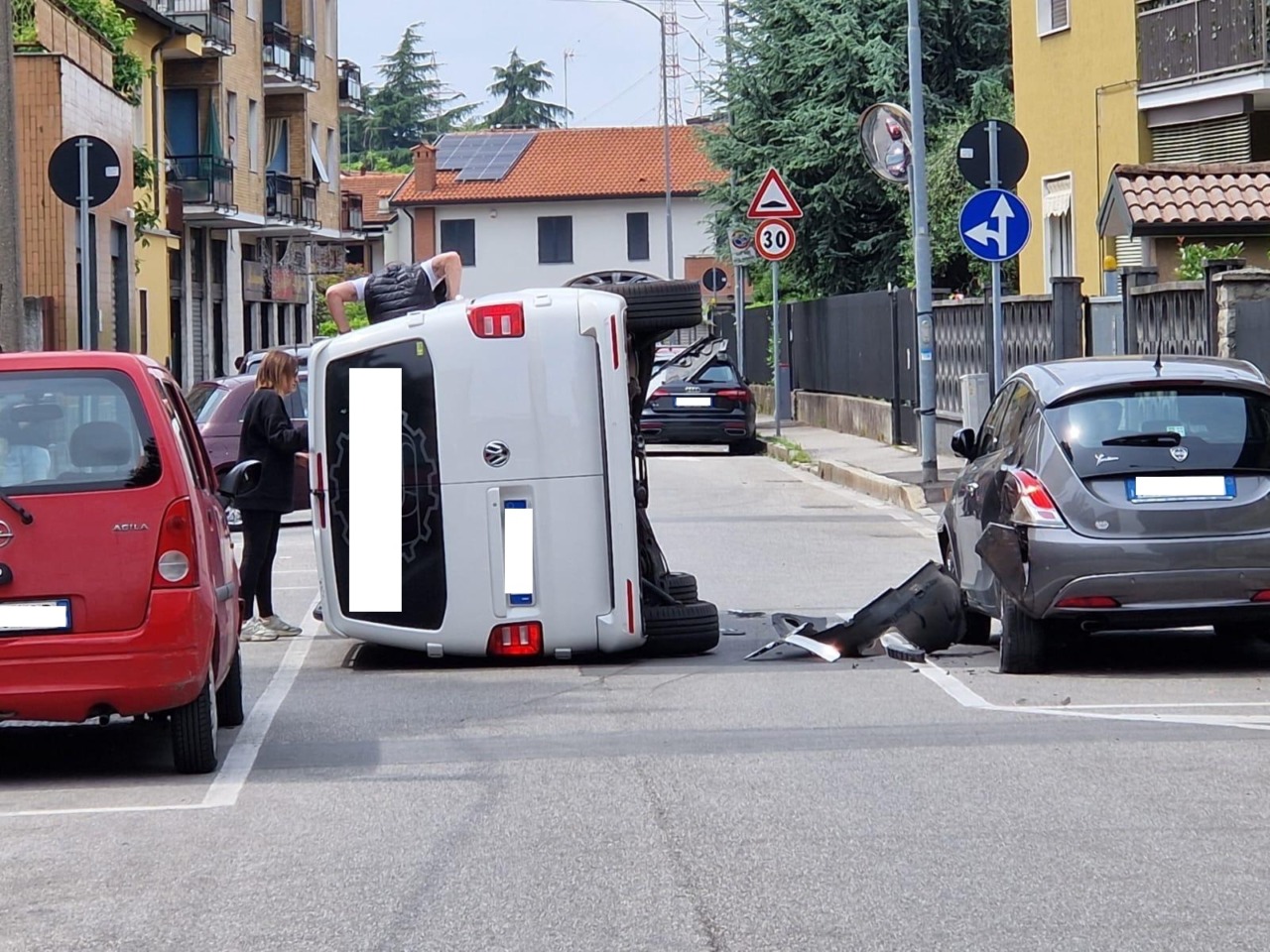 Furgone colpisce un’auto in sosta e si ribalta: strada bloccata
