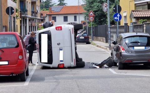 Furgone colpisce un’auto in sosta e si ribalta: strada bloccata