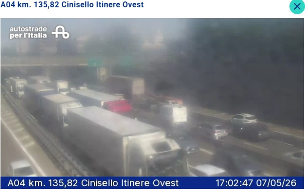 Auto ribaltata in Autostrada, traffico bloccato tra Sesto e Cinisello