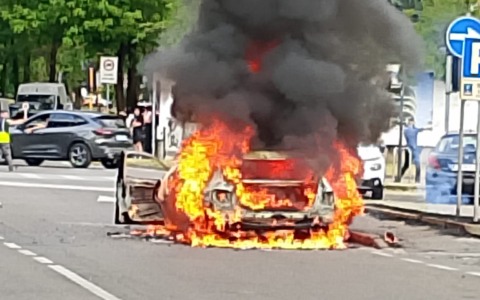 Incendio improvviso: auto distrutta dalle fiamme