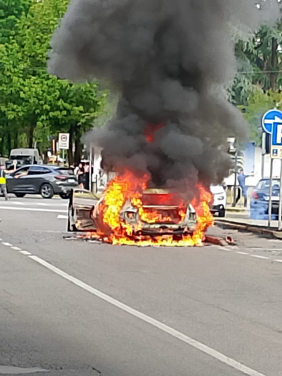 Incendio improvviso: auto distrutta dalle fiamme