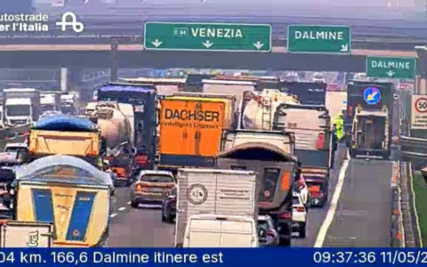 Incidente in A4 con un mezzo pesante: lunghe code verso Bergamo