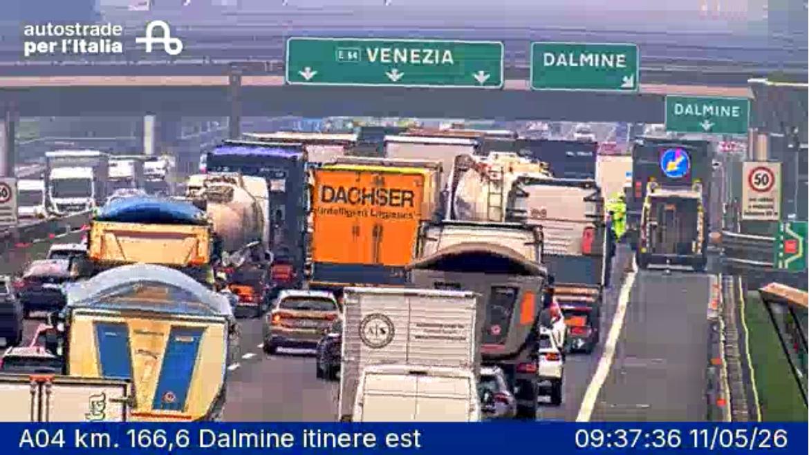 Incidente in A4 con un mezzo pesante: lunghe code verso Bergamo