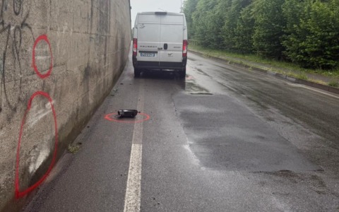 Furgone con le gomme lisce finisce contro un muro