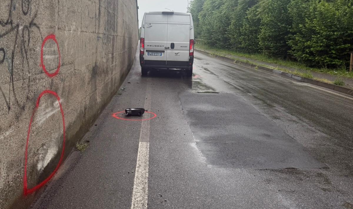 Furgone con le gomme lisce finisce contro un muro