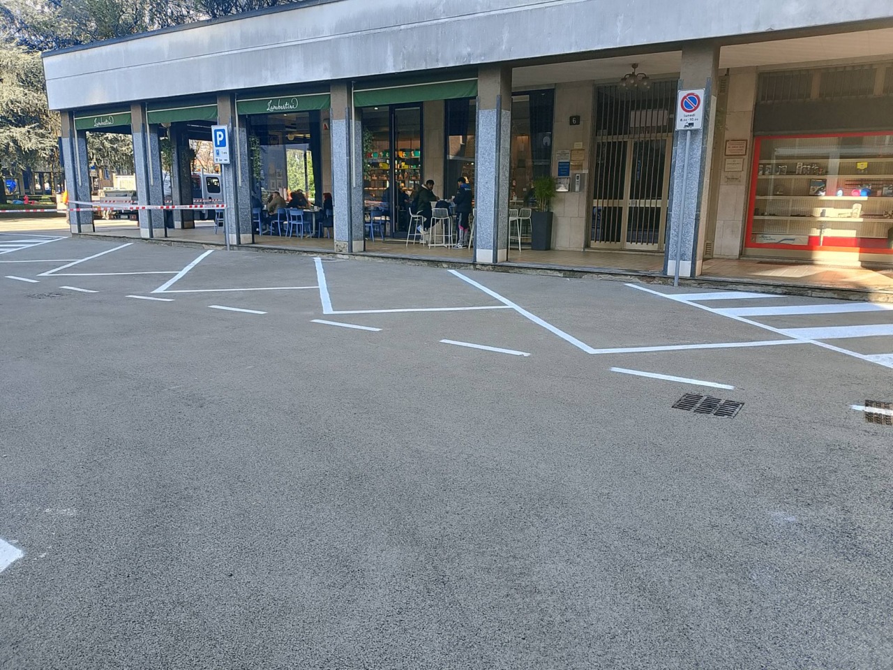 L’asfalto drenante appena posato è già da rifare: i parcheggi in centro vanno richiusi