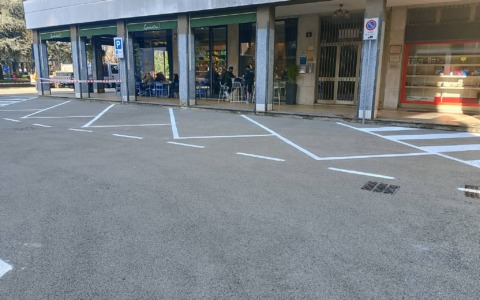 L’asfalto drenante appena posato è già da rifare: i parcheggi in centro vanno richiusi