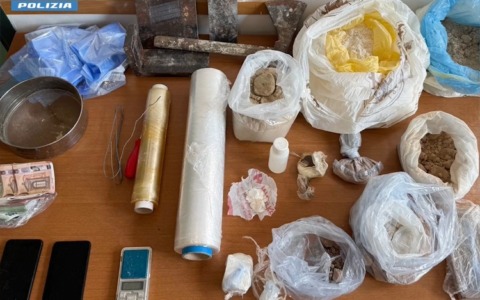Nascondeva in un elettrodomestico cocaina, hashish e banconote false: arrestato spacciatore