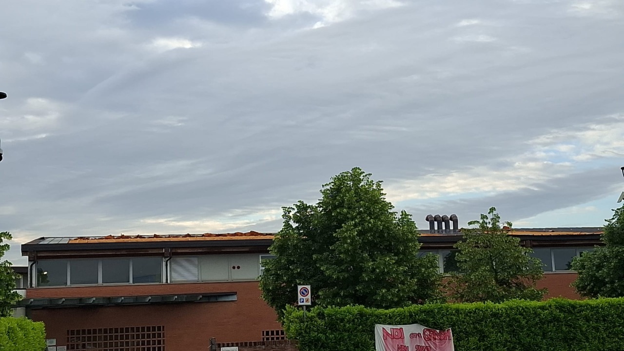 Rubano il tetto della scuola: pensavano fosse rame, invece era lamiera