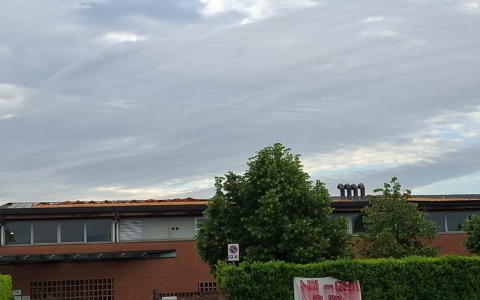 Rubano il tetto della scuola: pensavano fosse rame, invece era lamiera
