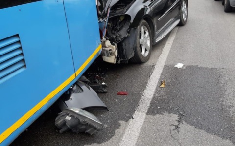 Incidente tra un’auto e un bus: una trentenne finisce in ospedale