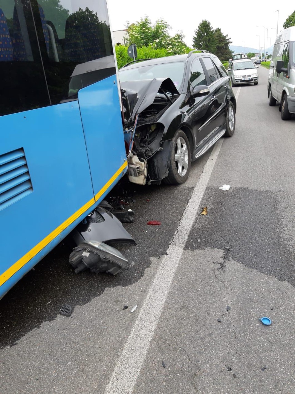 Incidente tra un’auto e un bus: una trentenne finisce in ospedale