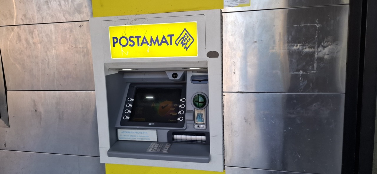 Va in giro con un coltello e danneggia la sportello bancomat
