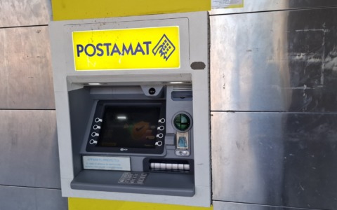 Va in giro con un coltello e danneggia la sportello bancomat