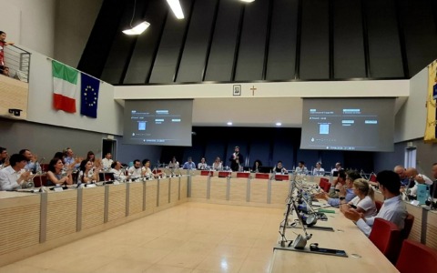Parte il nuovo Consiglio: riconfermati i vecchi progetti ma arrivano i primi scossoni