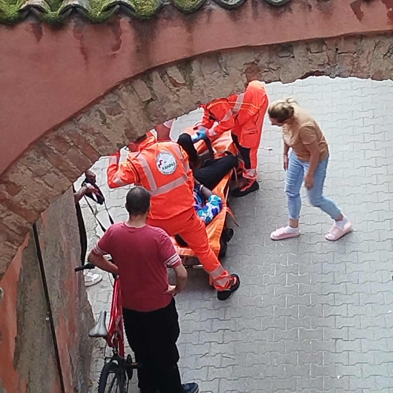 Accusa un malore in casa ed esce per chiedere aiuto: soccorso dai vicini