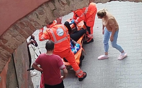 Accusa un malore in casa ed esce per chiedere aiuto: soccorso dai vicini
