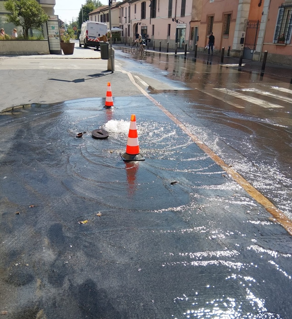 C’è aria d’estate: il centro città si trasforma… in una piscina