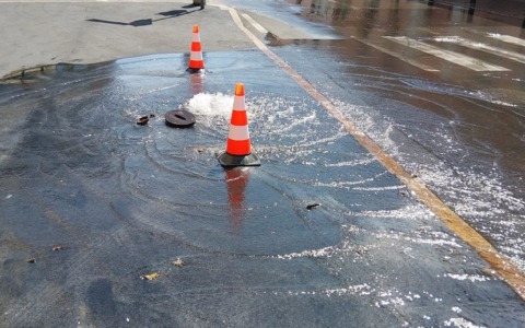 C’è aria d’estate: il centro città si trasforma… in una piscina