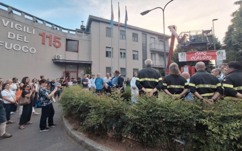 Lo slargo davanti alla caserma intitolato al pompiere morto nell’incendio della sua auto