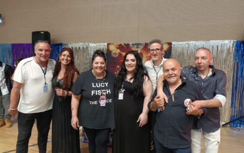 Musica e applausi all’Hillesum, Liscate canta con il primo Festival del karaoke