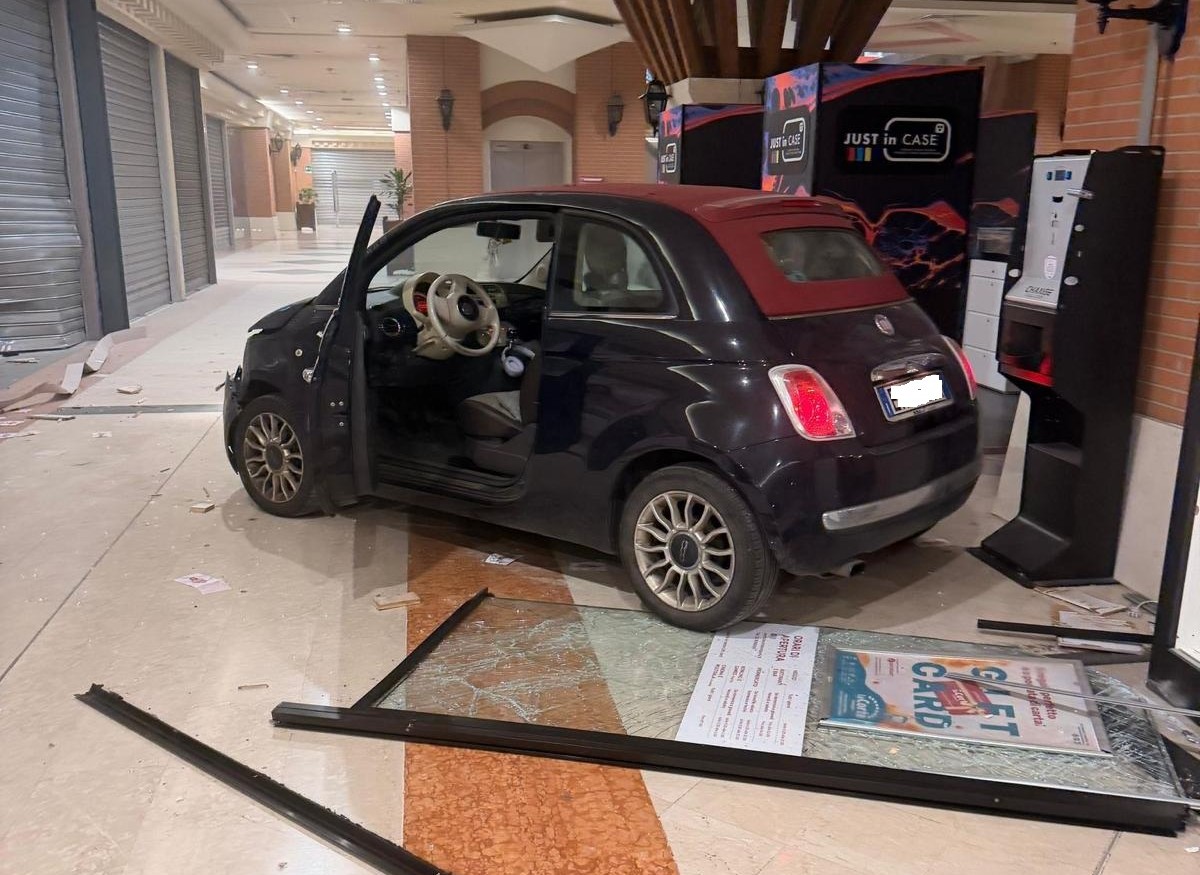 Sfondano l’ingresso del centro commerciale con un’auto: furto con spaccata in gioielleria