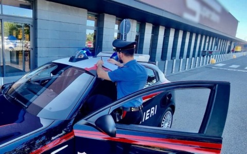 Ruba dal supermercato e prende a sberle la guardia: arrestato dai Carabinieri