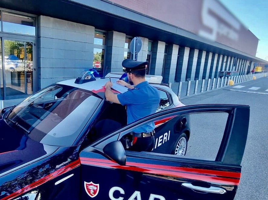 Ruba dal supermercato e prende a sberle la guardia: arrestato dai Carabinieri
