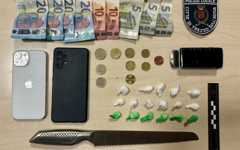 In strada con 17 dosi di cocaina e un coltello: 25enne arrestato dalla Polizia Locale